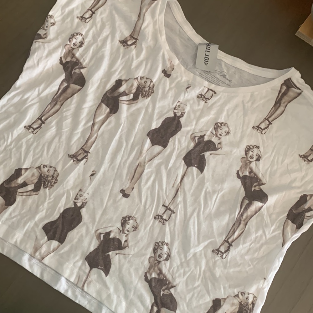 Hot Topic | Crop Top - Picture 2 of 2